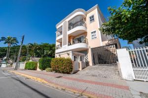 a building on the side of a street at Achei Itapema • Beira-mar e piscina em Porto Belo in Porto Belo