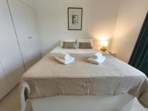 Postel nebo postele na pokoji v ubytování Ektoras House