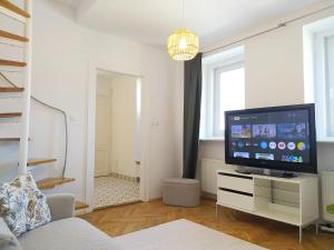 TV a/nebo společenská místnost v ubytování Atelier Keszthely