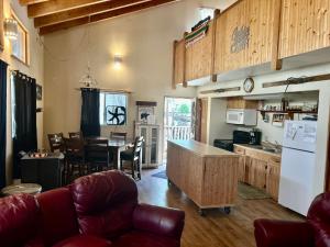 a kitchen and living room with a table and a kitchen and a dining room at Sequoia National Forest CabinK in Panorama Heights