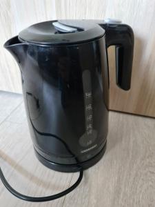 un tostapane nero seduto sopra un tavolo di Rom med privat bad, gratis parkering og Wifi a Vormedal Altre 12 foto