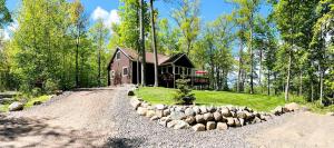 Aed väljaspool majutusasutust Group Lake Cabin with Ping Pong Table Loaded with Kayaks in Wisconsin