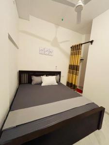 a bedroom with a large bed in a room at Happy Bay Arugambay in Arugam Bay