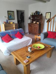 ein Wohnzimmer mit einer Couch und einem Couchtisch in der Unterkunft SCI Lebach in Bagnères-de-Bigorre