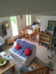 ein Wohnzimmer mit Sofa und Tisch in der Unterkunft SCI Lebach in Bagnères-de-Bigorre