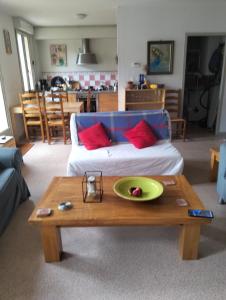 ein Wohnzimmer mit einer Couch und einem Couchtisch in der Unterkunft SCI Lebach in Bagnères-de-Bigorre + 16 Fotos