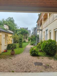 einen Blick auf einen Hof mit einem Gebäude in der Unterkunft SCI Lebach in Bagnères-de-Bigorre