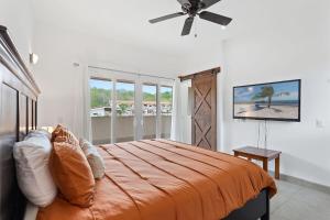 a bedroom with a bed and a ceiling fan at Cozy 3BR Townhouse Near Tamarindo-2 Pool&More in Santa Cruz