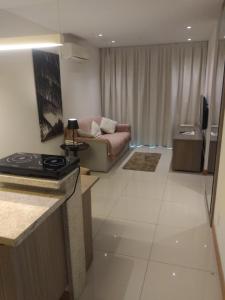 une cuisine et un salon avec un canapé dans l'établissement Samba Rio - Farmasi Arena - Rio Centro - Parque Olímpico - Barra - 1514, à Rio de Janeiro