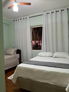 Katil atau katil-katil dalam bilik di Apartamento confortável no centro
