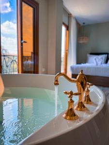 un lavandino in bagno con acqua che ne esce di Almas Pyramids View Hotel a Il Cairo