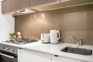 Una cocina o kitchenette en Skyline CBD Retreat - Pool & Stunning Views 6 fotos más