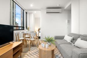 Un lugar para sentarse en Skyline CBD Retreat - Pool & Stunning Views