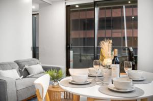 Un lugar para sentarse en Skyline CBD Retreat - Pool & Stunning Views