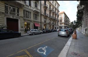 una strada con auto parcheggiate sul ciglio della strada di Minerva mini a Bari