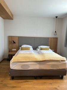 A bed or beds in a room at Dining & Living Alpenrose