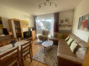 a living room with a couch and a table at Ferienwohnung Schlosspark in Holzminden