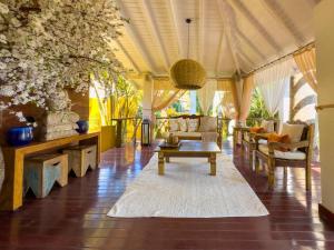a living room with couches and a table at Bahiamarela Boutique Hotel & SPA in Búzios