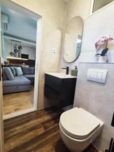 ein Bad mit einem WC, einem Waschbecken und einem Bett in der Unterkunft Apartment FortyTwo in Orebić