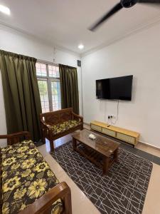 TV a/nebo společenská místnost v ubytování Green Dream Homestay 4&5 USM-HPUSM With Wi-Fi & Netflix 7 Aircond Rooms