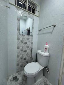 Koupelna v ubytování Green Dream Homestay 4&5 USM-HPUSM With Wi-Fi & Netflix 7 Aircond Rooms + 48 fotografií