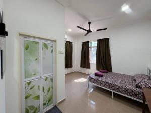 Postel nebo postele na pokoji v ubytování Green Dream Homestay 4&5 USM-HPUSM With Wi-Fi & Netflix 7 Aircond Rooms