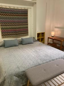 Un dormitorio con una cama grande con ventana. en AL QUATTRO di Malpensa, en Cardano al Campo