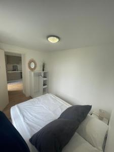 シェシーにあるAppartement Chessy,près de Val D’europeのベッドルーム(白いベッド、枕付)