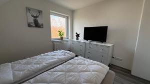 Ένα ή περισσότερα κρεβάτια σε δωμάτιο στο Sweet Sleep Apartment "FeWo Fledermaus"