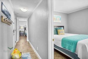 Voodi või voodid majutusasutuse Bayfront 2BR Condo at Sailport toas +23 fotot