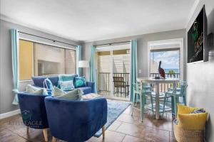 Televiisor ja/või meelelahutuskeskus majutusasutuses Bayfront 2BR Condo at Sailport