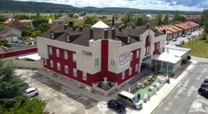 widok z góry na duży czerwono-biały budynek w obiekcie My Rooms City Hotel Camino de Santiago w mieście Castrillo del Val +28 zdjęć