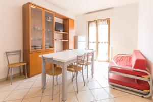 A kitchen or kitchenette at Appartamento Sabrina