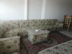 Χώρος καθιστικού στο شاليه للعائلات فقط علي حمام السباحه قريه اللوتس