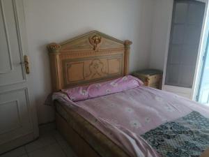 Ένα ή περισσότερα κρεβάτια σε δωμάτιο στο شاليه للعائلات فقط علي حمام السباحه قريه اللوتس