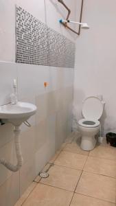 a bathroom with a toilet and a sink at kitnet dos moreiras in Caruaru