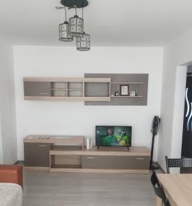Μια τηλεόραση ή/και κέντρο ψυχαγωγίας στο 4 Rooms Apartment