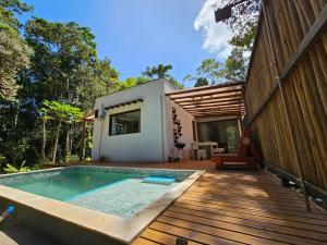 een klein zwembad op een terras naast een huis bij Maison CATU in Itacaré