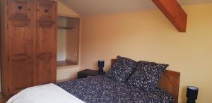 Ένα ή περισσότερα κρεβάτια σε δωμάτιο στο Maison paisible au cœur du Parc naturel de Chartreuse avec vue sur le Granier