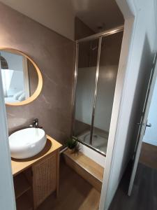 a bathroom with a sink and a shower at Appart Cosy à Beauvais Hyper Centre proche Aéroport et Gare SNCF in Beauvais +28 photos