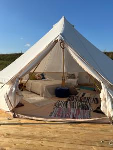 Fotografie z fotogalerie ubytování 4 Glamping Adventure - tent with lake view v destinaci Filipów