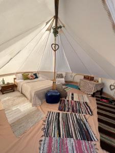 Postel nebo postele na pokoji v ubytování 4 Glamping Adventure - tent with lake view