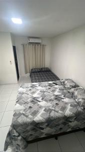a bedroom with two beds in a room at Apartamento inteiro no Centro in Caruaru
