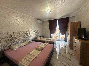 A bed or beds in a room at Dracena Guesthouse