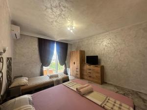 A bed or beds in a room at Dracena Guesthouse