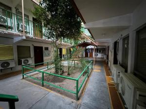 ein Gebäude mit einem Garten inmitten eines Innenhofs in der Unterkunft hotel mexico in Mexicali