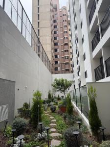 a garden in the middle of a building at Art08 Milu - Miraflores Cerca de Larcomar in Lima