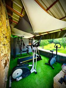 Φωτογραφία από το άλμπουμ του La biche au bois piscine chauffee jacuzzi σε Cazals