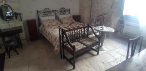 ein Schlafzimmer mit einem Bett, einem Tisch und einem Stuhl in der Unterkunft alaséu in Bitonto