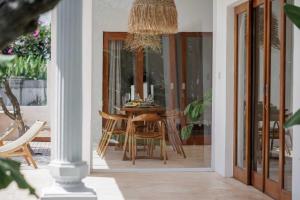 Αίθριο ή υπαίθριος χώρος στο Stylish 3BR Villa with Jacuzzi - Walk to Beach